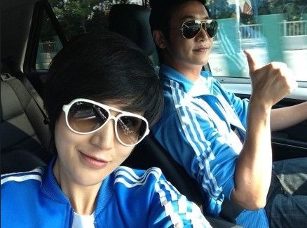 陆毅鲍蕾情侣装携女儿参加亲子运动会 娱乐新