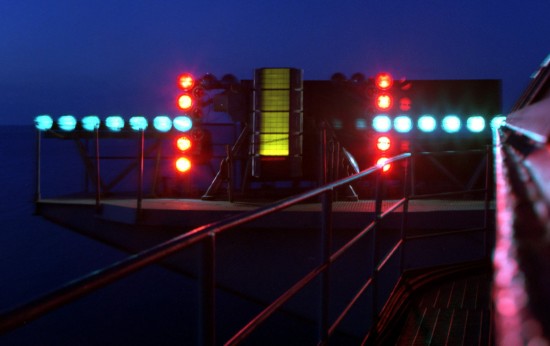 组图:辽宁舰菲涅尔透镜光学助降系统曝光 军