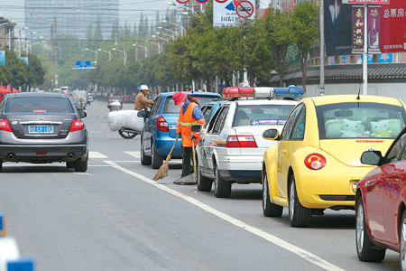 车窗垃圾成新 催命符 处罚有明文执行很难(图)