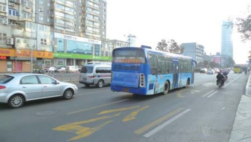 北马路公交专用道启用一年 日抓百辆"抢道"车_烟台旅游资讯_旅游_胶东