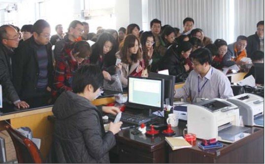 福山事业编招考开始 报名者排50米长龙(图) 科