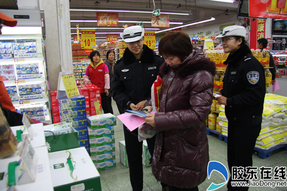 牟平交警开展122交通安全日宣传活动(图)