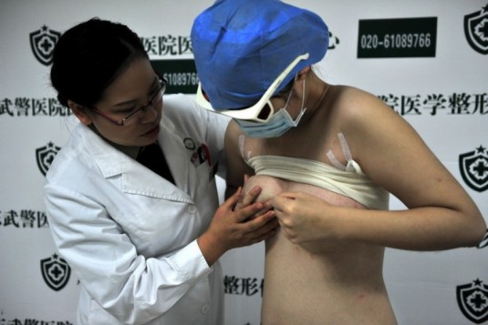 手术后,小美胸部隆起 广州大四女生借债3万隆胸成功
