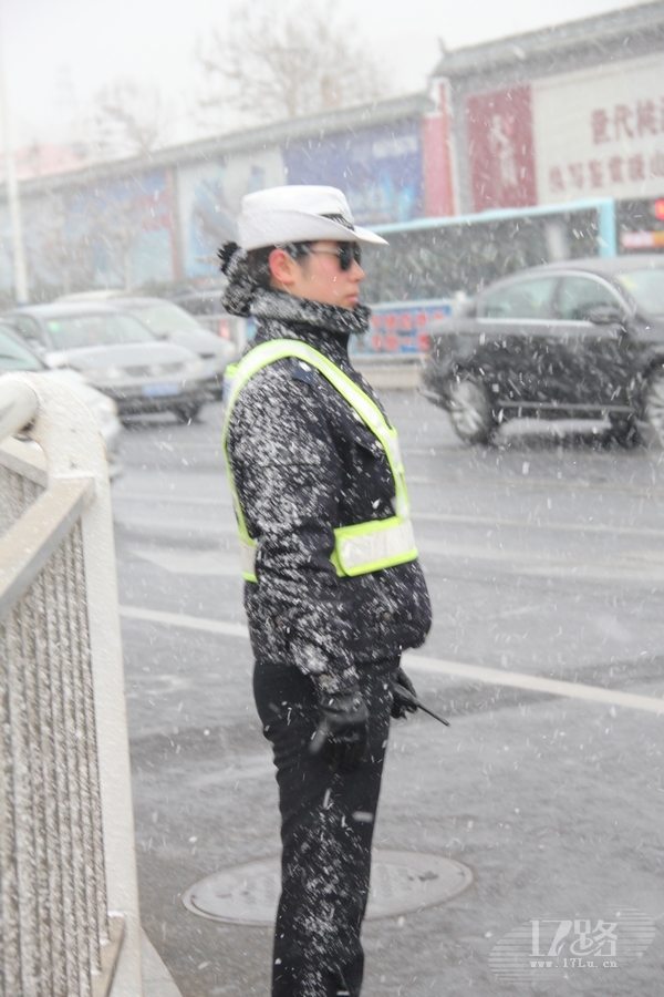 鹅毛大雪初眷烟台 千名交警上路交通未大堵(图)