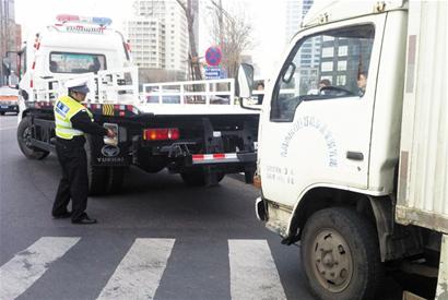 巨无霸拖车亮相青岛街头 长度达14米(图)