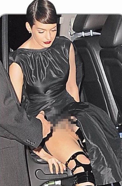 海瑟薇出席活动被讽穿降落伞不穿内裤不慎露底