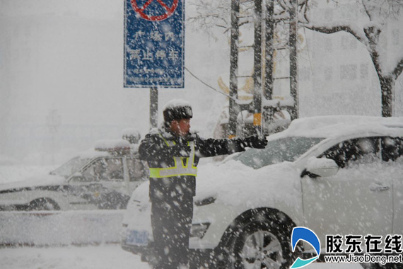 招远交警冒雪坚守岗位保证道路通畅(组图)