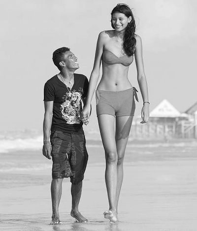 据英国媒体报道,巴西一名2.03米的模特爱上了身高只有1.