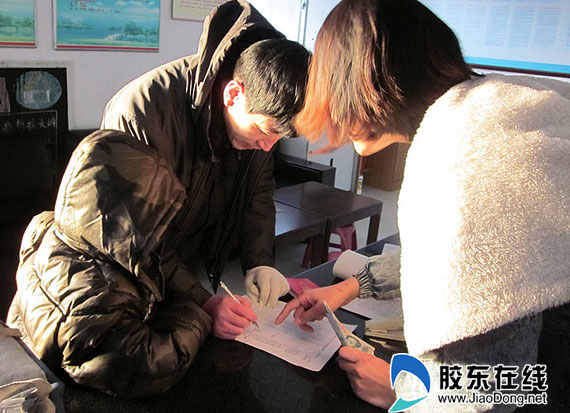 黄海计生办为<em>无业</em>失业<em>人员</em>发放<em>独生子女费</em>(图