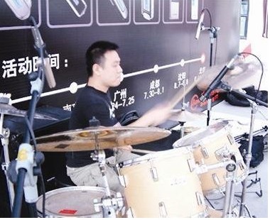 达达乐队鼓手张明踢伤小学员脾脏 被判八个月