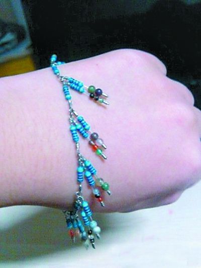 电阻编成蓝色手链工科男是<em>这样追女生</em>的__烟