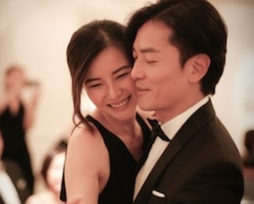 郑伊健蒙嘉慧婚礼贴面热舞 新娘婚纱照曝光