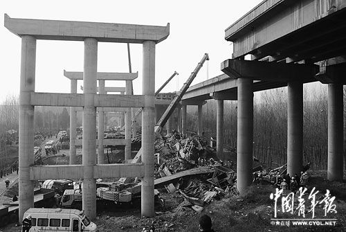 河南塌桥事故载爆炸品货车疑被炸碎难觅残骸国