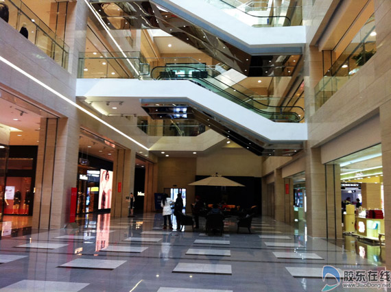 繁华闹市一夜变空旷 商场服务员比顾客多(图) 