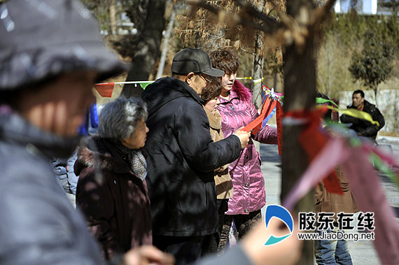 烟台南山公园元宵节张灯结彩打灯谜(图)