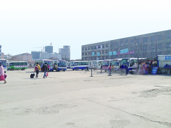 牟平公共汽车站20多辆客车因超员被停运_烟台汽车_胶东在线汽车频道