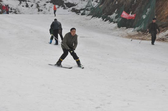 烟台在职研究生组团体验滑雪激情(图)_烟台在