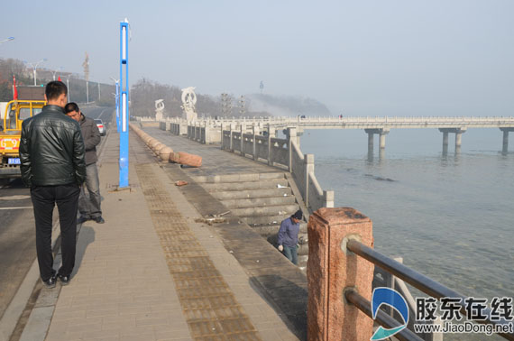 孙宗顺)今天凌晨在滨海路靠近栈桥处发生一起车祸,事故车辆冲断防护栏