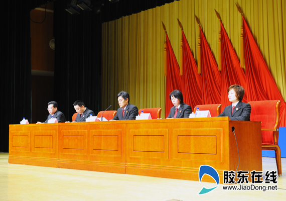 烟台中级法院为四名优秀法官举行事迹报告会