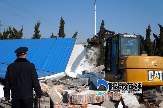 材买卖做到了铁路边 法院裁定城管强拆违建 社