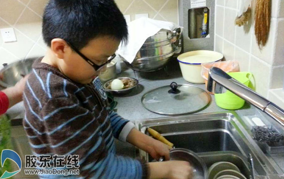 妈妈看我露一手 烟台星海艺校孩子庆祝三八节