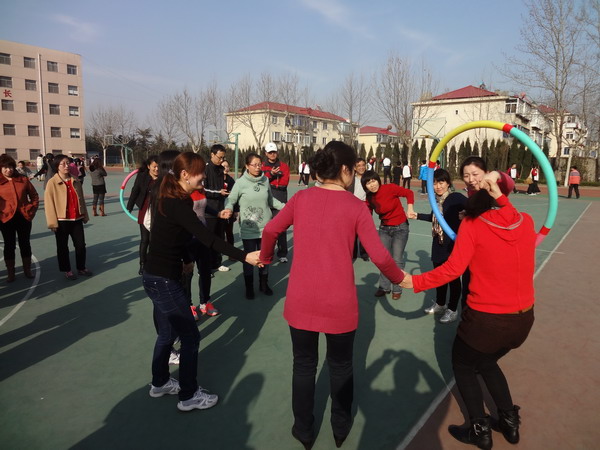 烟台三中分校举行"三八"妇女节趣味运动会