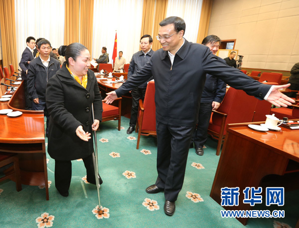 2013年1月5日,李克强与“最美乡村医生”入围人选座谈时,礼请乡村医生周月华先行。新华社记者姚大伟摄 李克强善解难题与他求真务实、从善如流的一贯作风有关,在湖北恩施调研时,李克强对基层干部讲,大家随便说,自由发言,“不要怕,讲真话、说实话”。这次人代会上,一位湖南团代表打断李克强的发言发表感想,李克强耐心倾听,不时在本子上记录,表示一定要尊重人民代表表达意见的权利。 李克强酷爱读书,总是手不释卷,广泛阅读中外历史文化典籍和专著;法律、经济等方