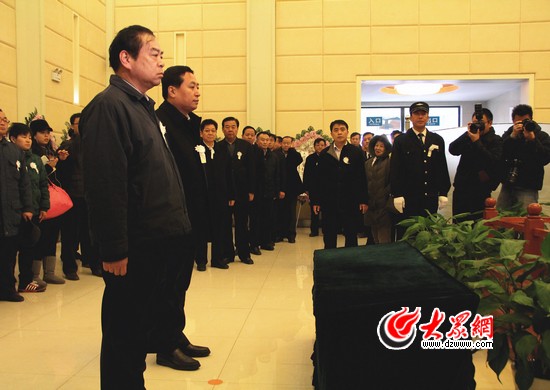 英雄一路走好!8000人泪别最美司机宋洋