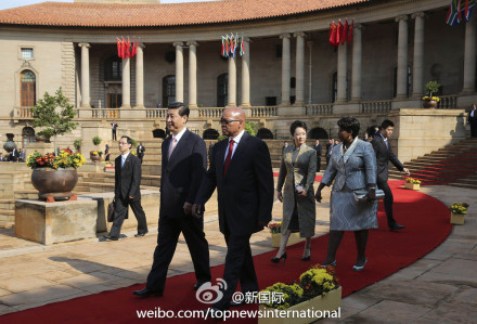 彭丽媛参观音乐学校 南非总统夫人陪同(图)_国