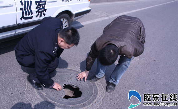 每天8小时巡查230公里 记者体验井盖巡查员