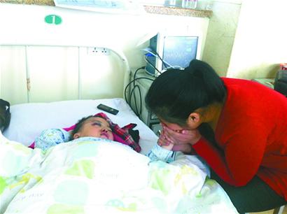 <em>父女</em>过马路被大货撞飞 大人死亡<em>幼女</em>全身浮肿