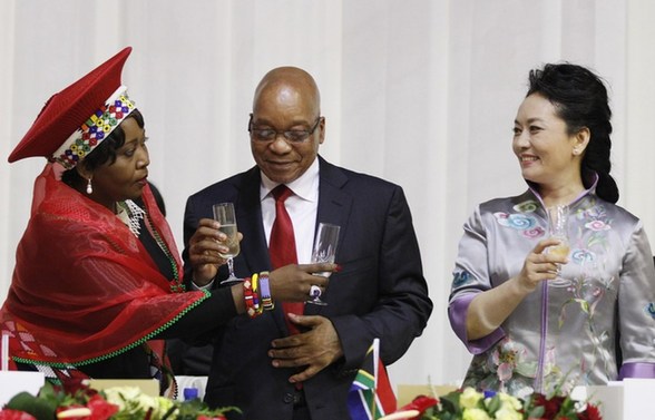 第一夫人穿衣秀:彭丽媛大气李雪主爱亮色(组图