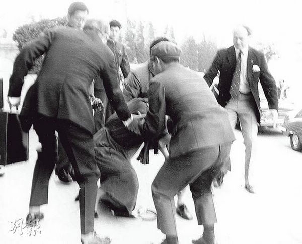 撒切尔与邓小平谈判受挫 在人民大会堂前摔跤