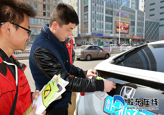 警志愿者倡导礼让交通 违章司机:怪不好意思 科