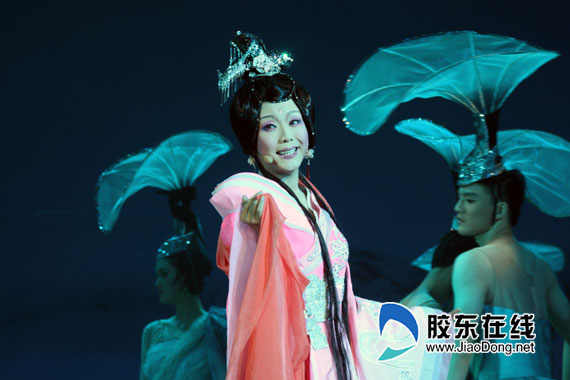 古典美女PK古典音乐港城即将刮起双李美女背影旋风手绘图片