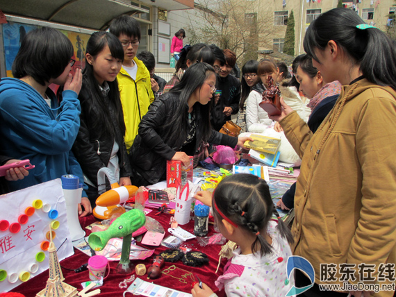 雅安不哭你我同在 大学生举行慈善义卖助力灾区