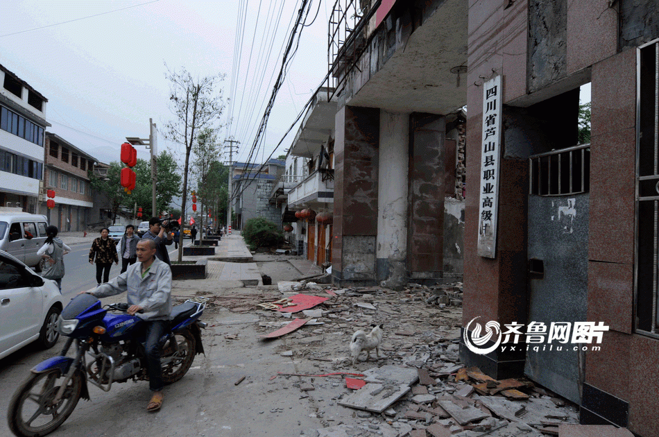 芦山地震第二天纪实 一位护士因疲劳昏倒(组图)