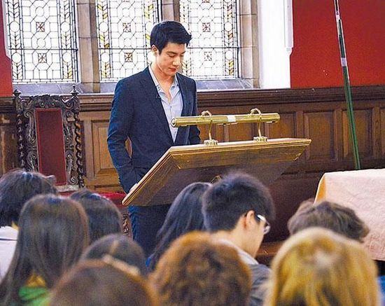 王力宏牛津大学开讲 为地震遇难者默哀
