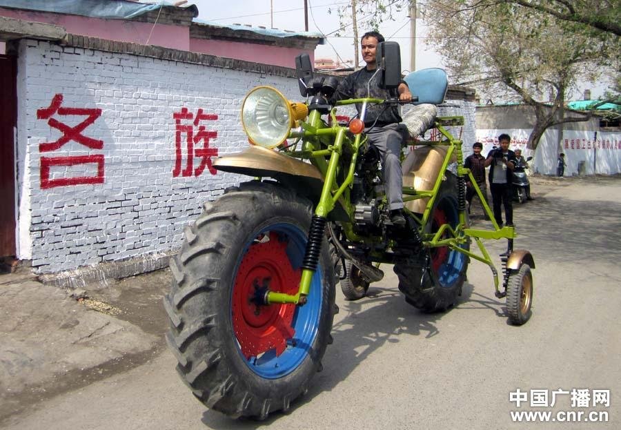 高清:新疆维族小伙自制巨无霸摩托