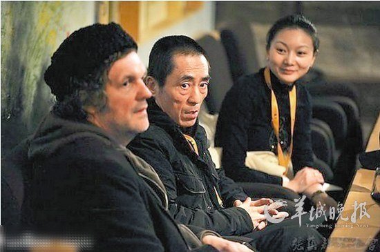 暴风曝光的黑衣中,在第六届塞尔维亚电影节上陪伴张艺谋的女子照片用网友影音下载电影网站图片
