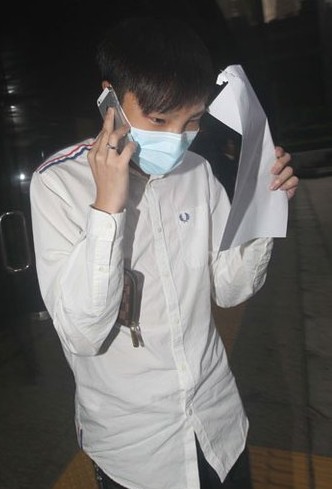 21岁男歌手诱奸同性被控告 曾色诱侍应肛交 娱