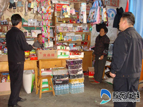 招远阜山派出所六一前开展访<em>校话</em>平安活动_