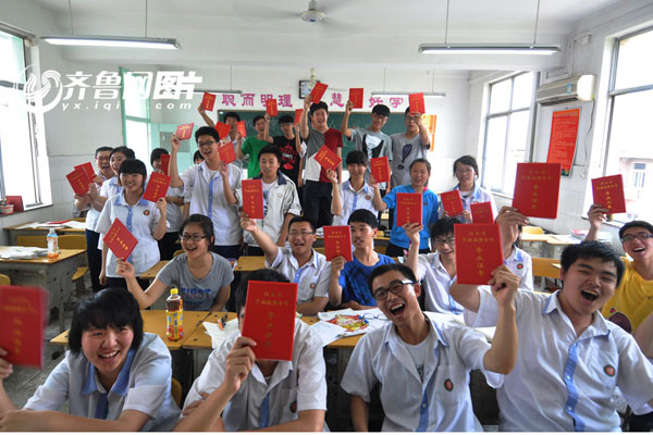 高三最后一课:收到学生礼物班主任喜极而泣_媒