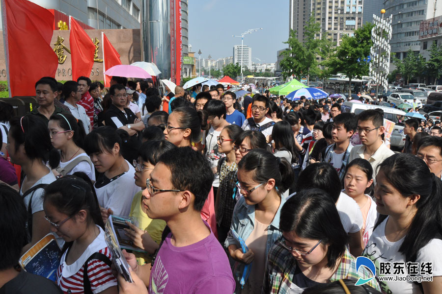 高清图:实拍高考进考场前考生临阵磨枪 众生百态