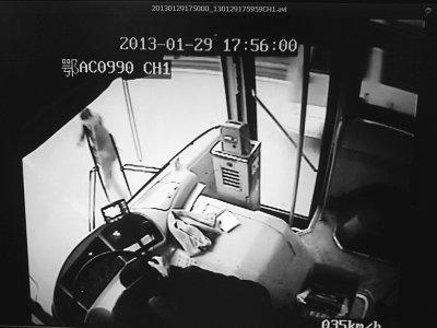 24岁准新娘过马路不走斑马线被撞飞失忆(图) 世