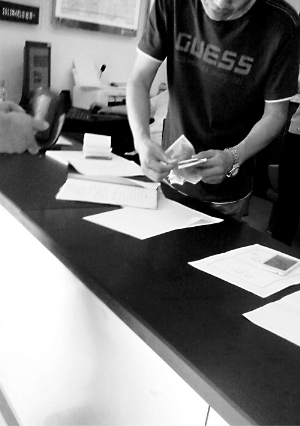 彩色哥一年收入