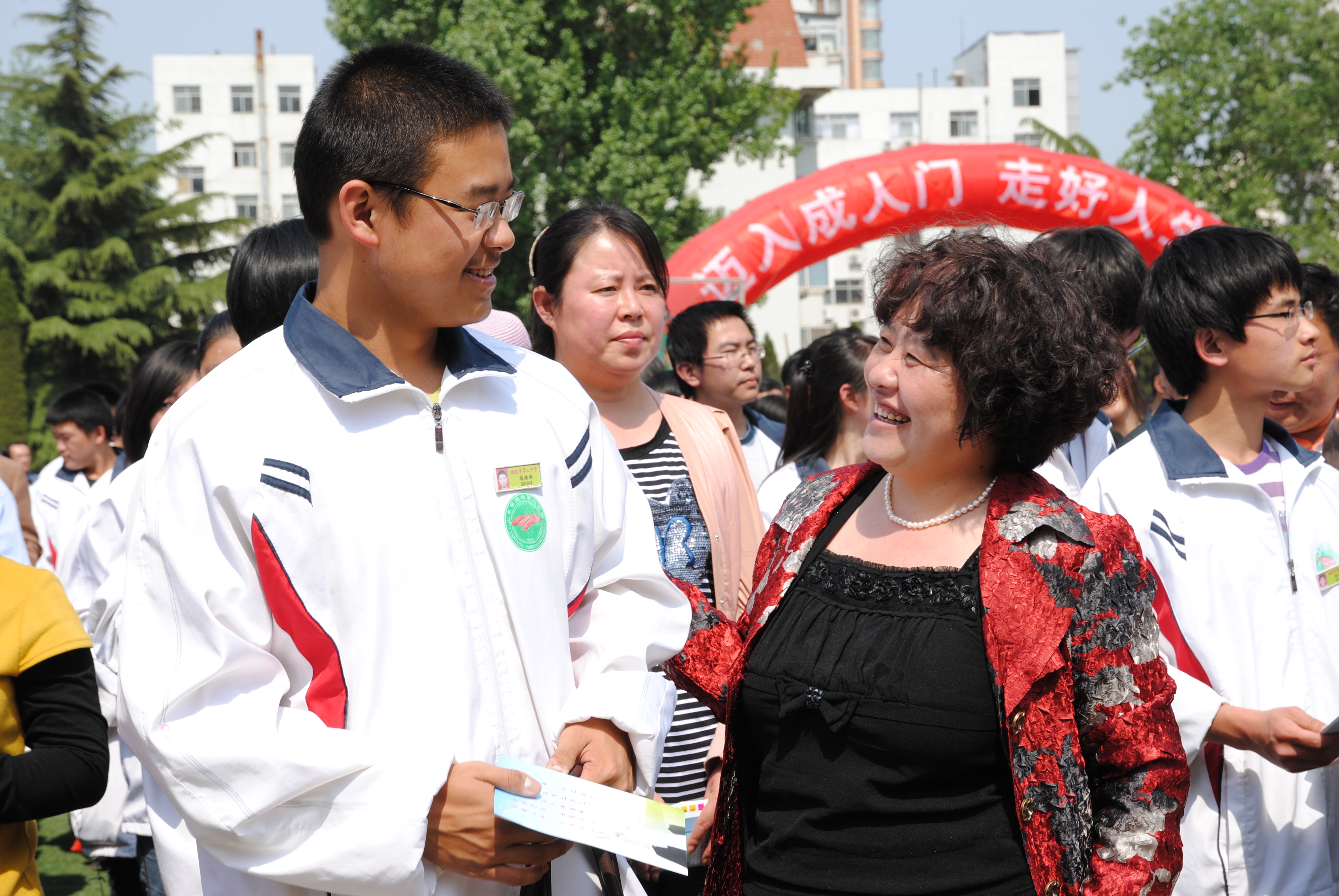 "迈入成人门,走好人生路"烟台三中成人礼