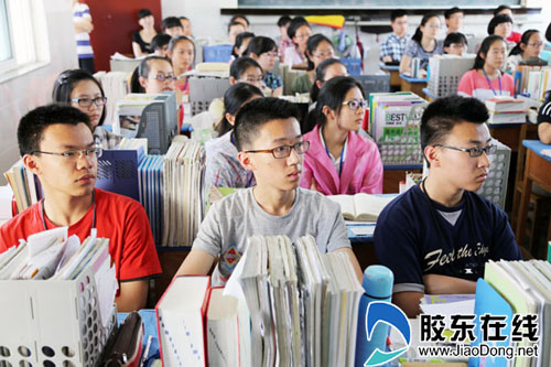 烟台一中全体师生收看王亚平太空授课