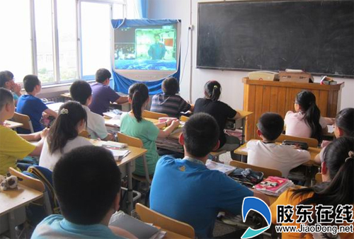 牟平文化二中认真组织学生观看太空授课视频