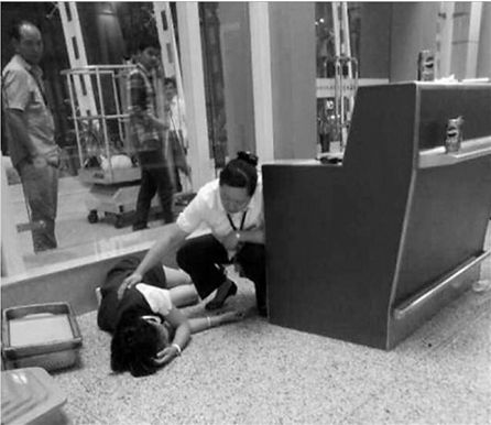 飞机场女地勤 11681101_975787.jpg